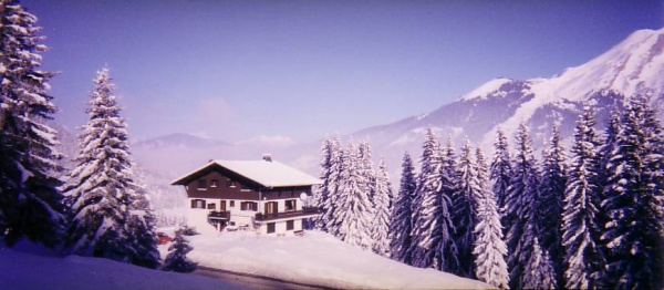 Chalet Feuilleraie, à l'orée de la forêt, entre le plateau de Beauregard et le massif de l'Etale, en bordure de la piste verte . . .